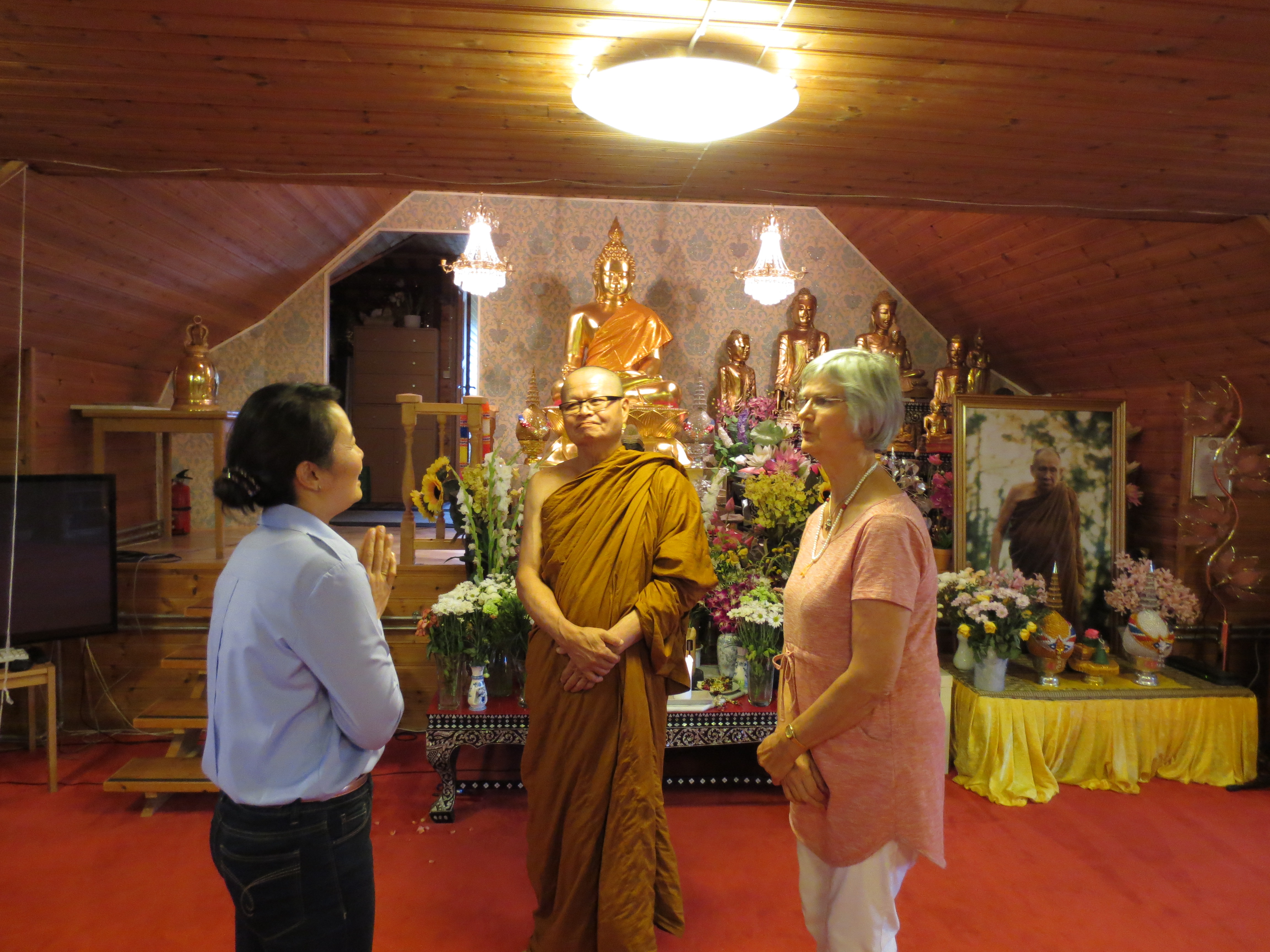 Hoa och Trudy talar med abboten, Phra Tonchai Hanpol.jpg